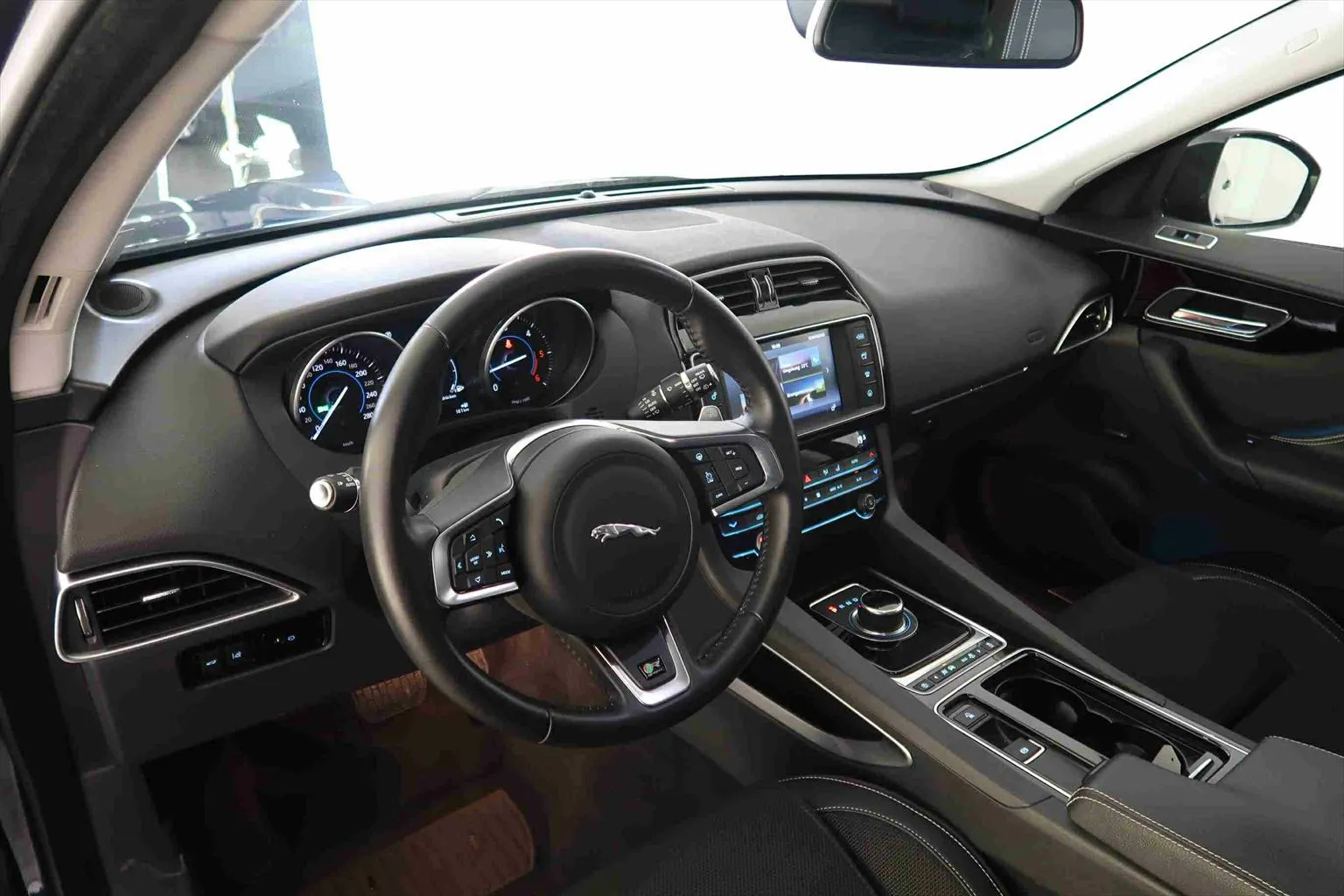 Jaguar F-Pace 25d R-Sport AWD  Image 6